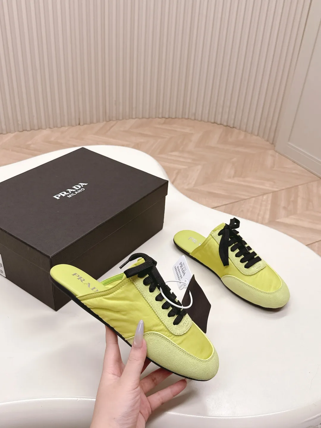 👟👟Ex-factory price 480👟👟 New color half-flop Prada Collapse recycled nylon and suede leather stretch half-flop 2025 spring and summer latest catwalk model Forrest Gump slippers Fashion item thin casual slippers This extremely lightweight sports shoe is made of recycled nylon and suede leather to create a three-dimensional shoe shape. The mixed materials highlight Prada's sports style and exquisite craftsmanship soul. The flat bottom design and elastic side cuffs make it easy to put on and take off with ease. The upper is decorated with a screen-printed logo ● Thin rubber sole · Removable leather insole upper, a casual shoe that is light, easy to wear and practical, with an original molded rubber outsole! Encounter a variety of colors combined with Forrest Gump shapes and iconic details such as Prada regenerated nylon to interpret a new style. Size: Women’s size. 35～39# 40.41